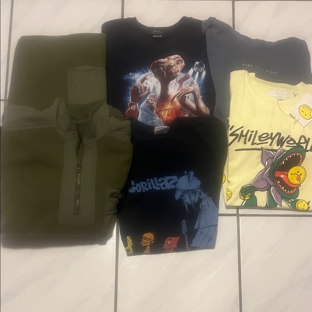 Kids bundle GAP - Zara - etc 
Graphic Kids Tees